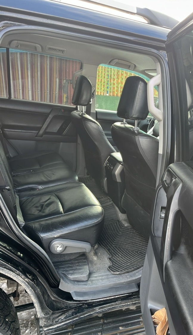 Toyota Land Cruiser Prado 2010 — photo 2