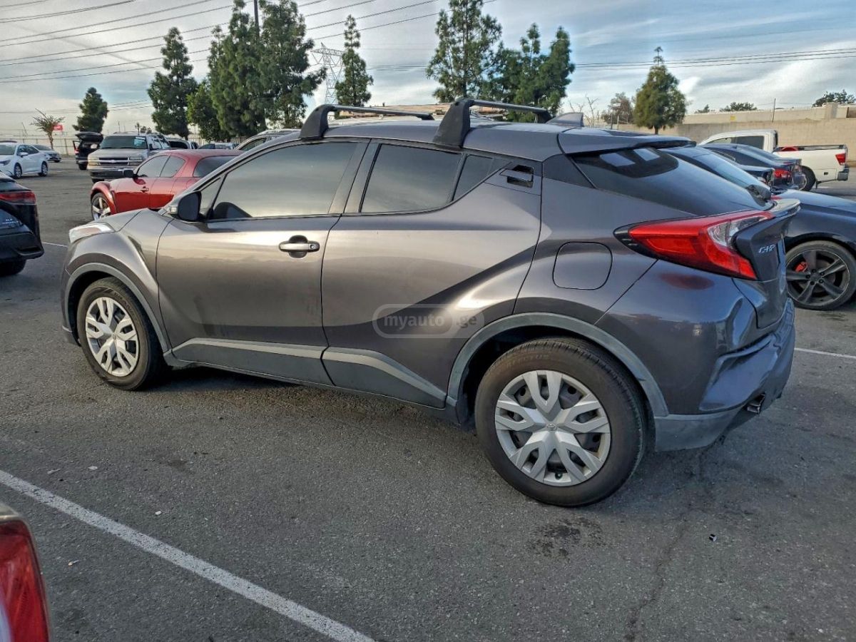 Toyota C-HR 2019 — photo 2