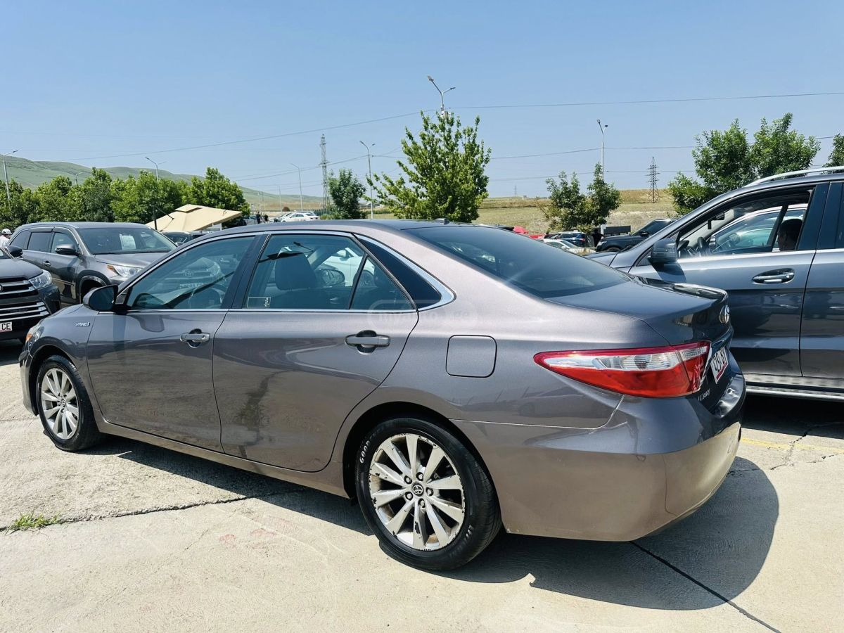 Toyota Camry 2016 — photo 2