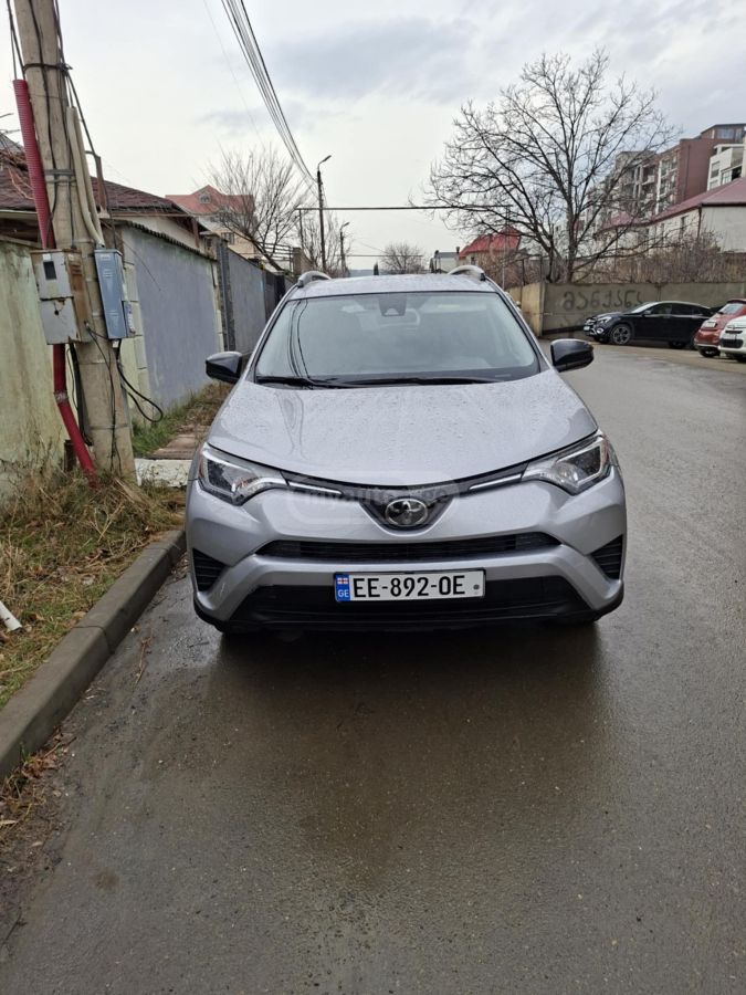 Toyota RAV4 2018 — photo 2