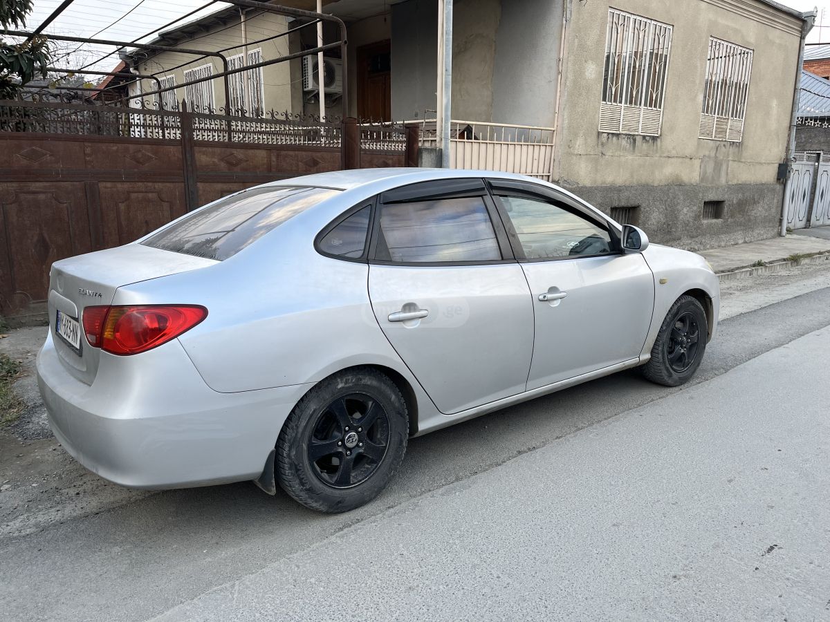 Hyundai Elantra 2009 — photo 2