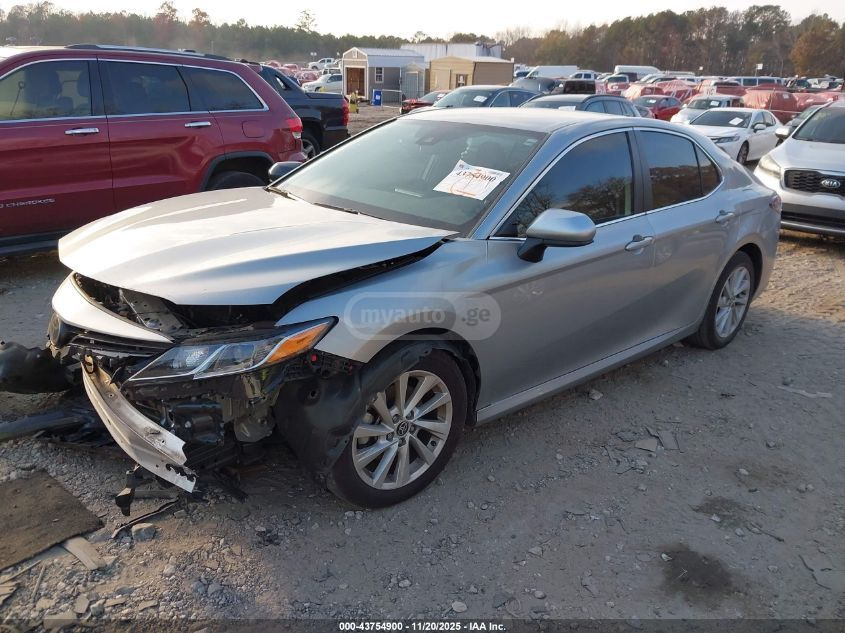 Toyota Camry 2021 — photo 2