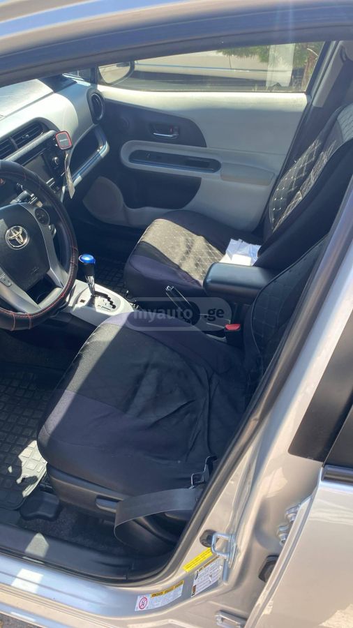 Toyota Prius C 2012 — photo 2