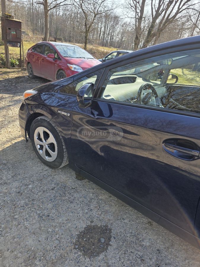 Toyota Prius 2014 — photo 2