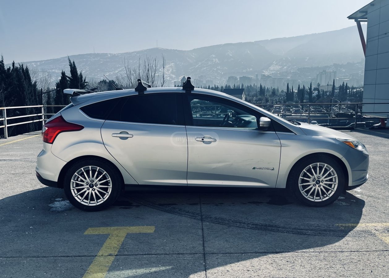 Ford Focus 2013 — photo 2