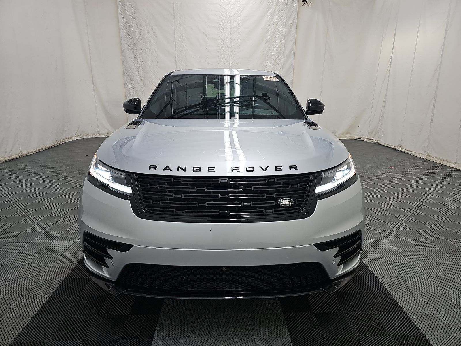 Land Rover Range Rover Velar 2024 — photo 2