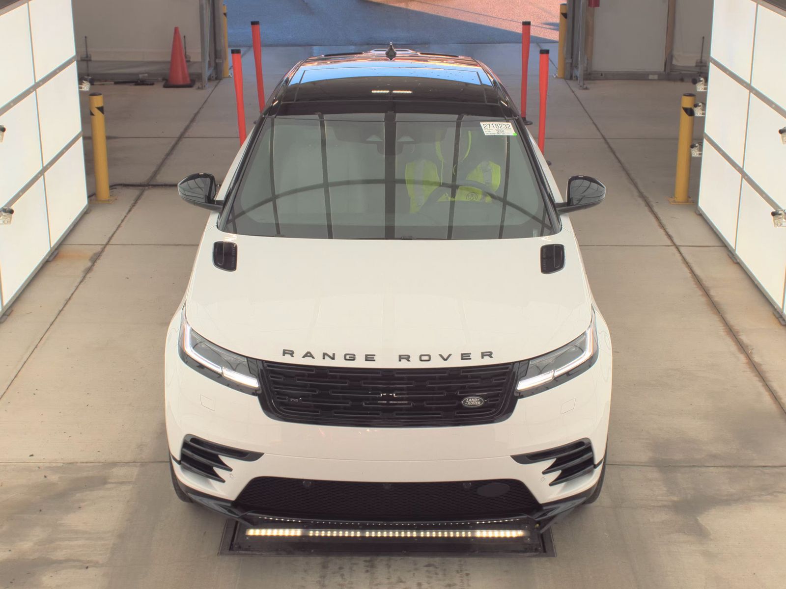 Land Rover Range Rover  Velar 2024 — photo 2