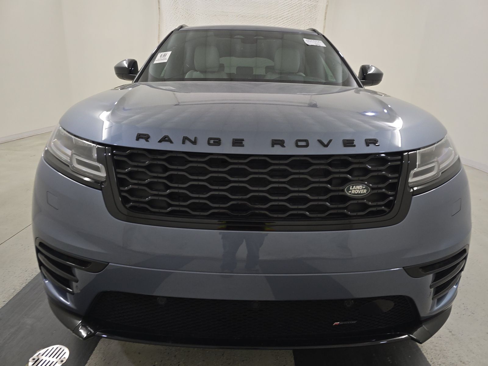 Land Rover Range Rover Velar 2023 — photo 2