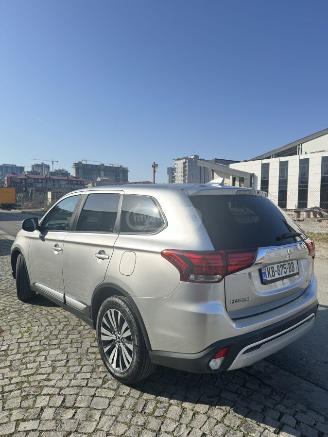 Mitsubishi Outlander 2019 — photo 2