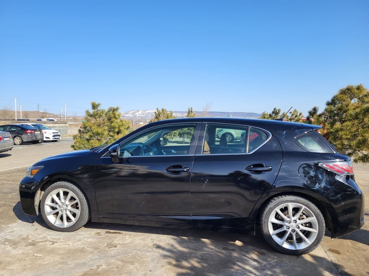 Lexus CT 200 h 2013 — photo 2