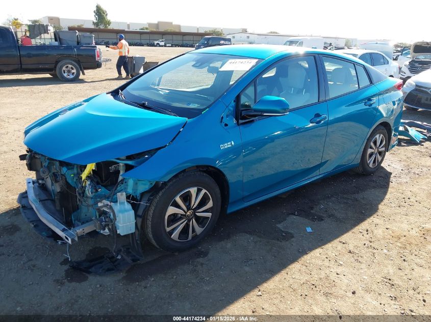 Toyota Prius 2017 — photo 2