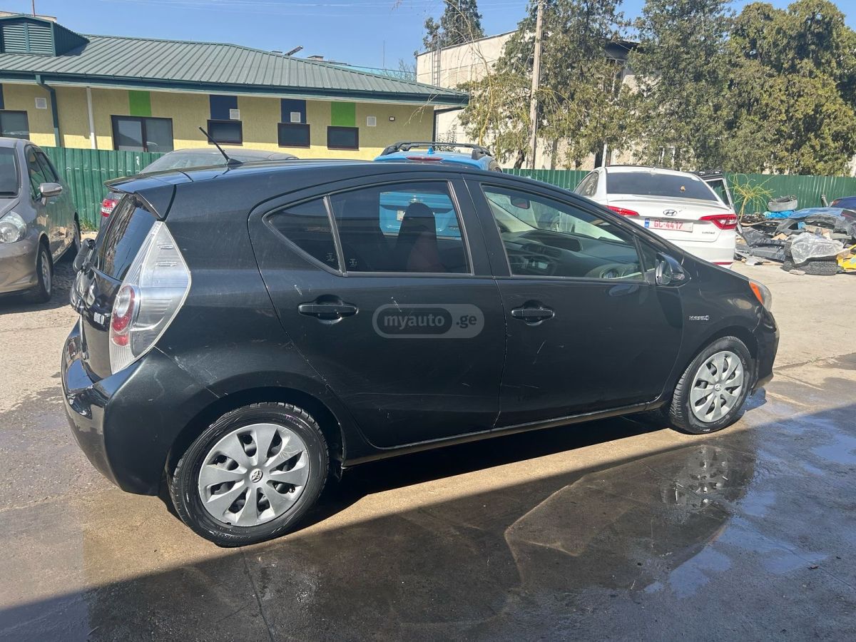 Toyota Prius C 2014 — photo 2