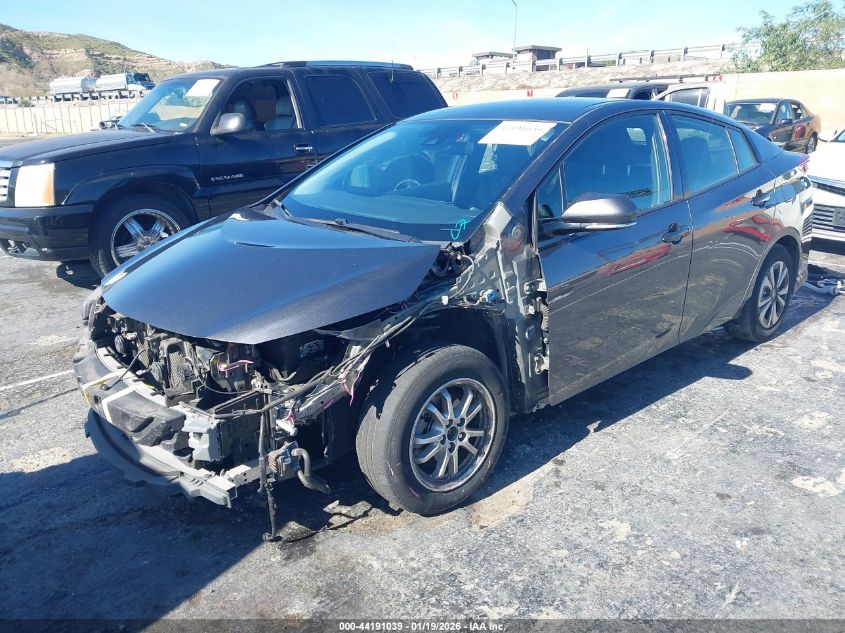 Toyota Prius 2017 — photo 2