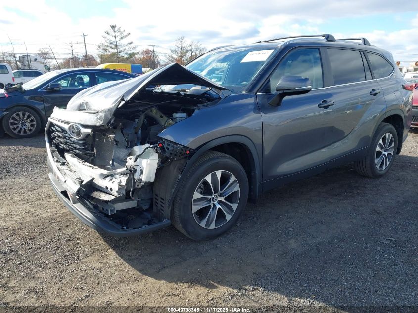 Toyota Highlander 2023 — photo 2