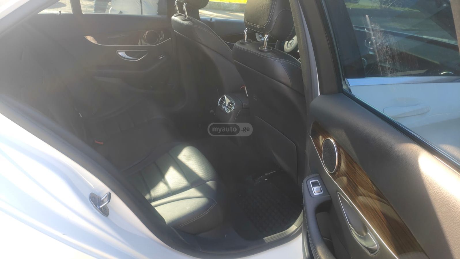 Mercedes-Benz C 300 2016 — photo 2
