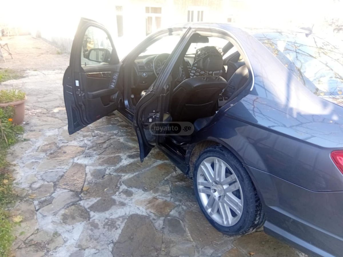 Mercedes-Benz C 300 2008 — photo 2