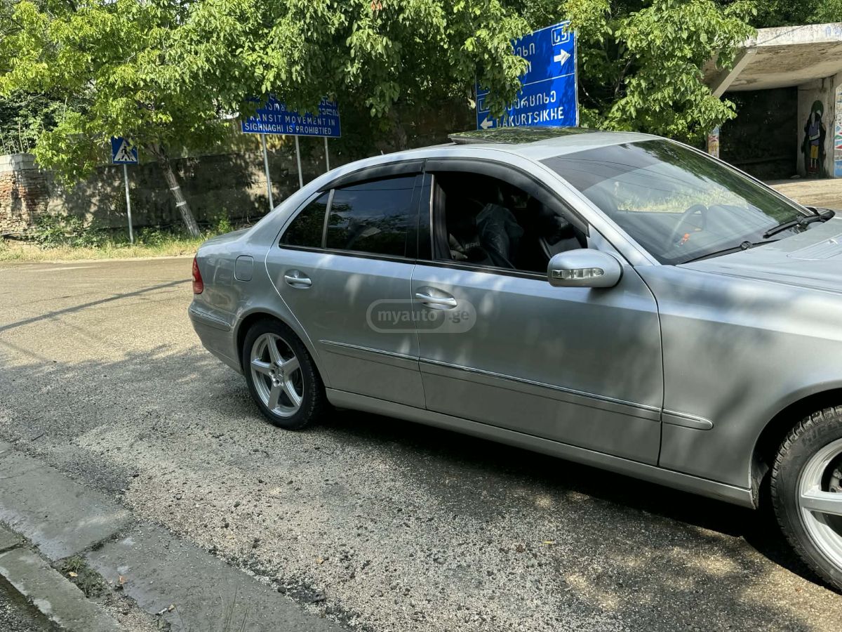 Mercedes-Benz E 320 2003 — photo 2