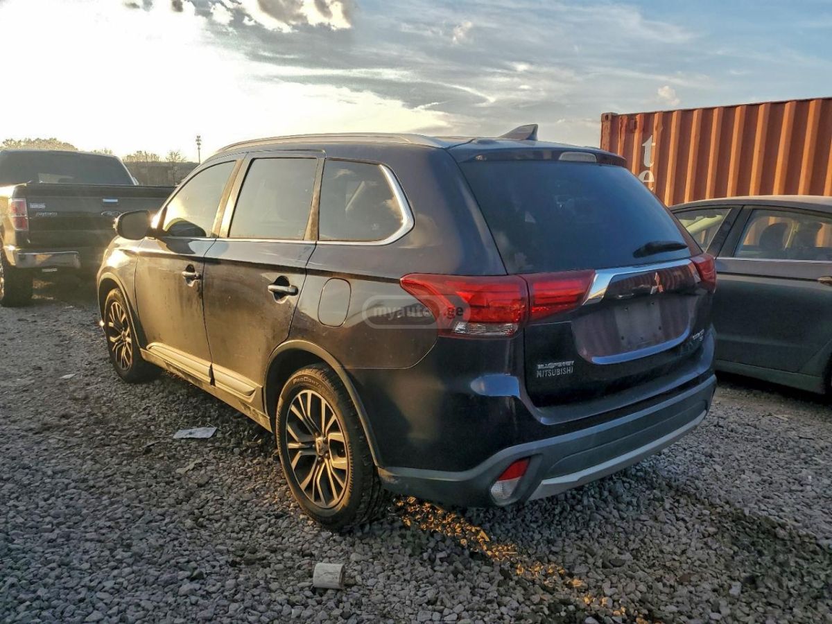Mitsubishi Outlander 2017 — photo 2