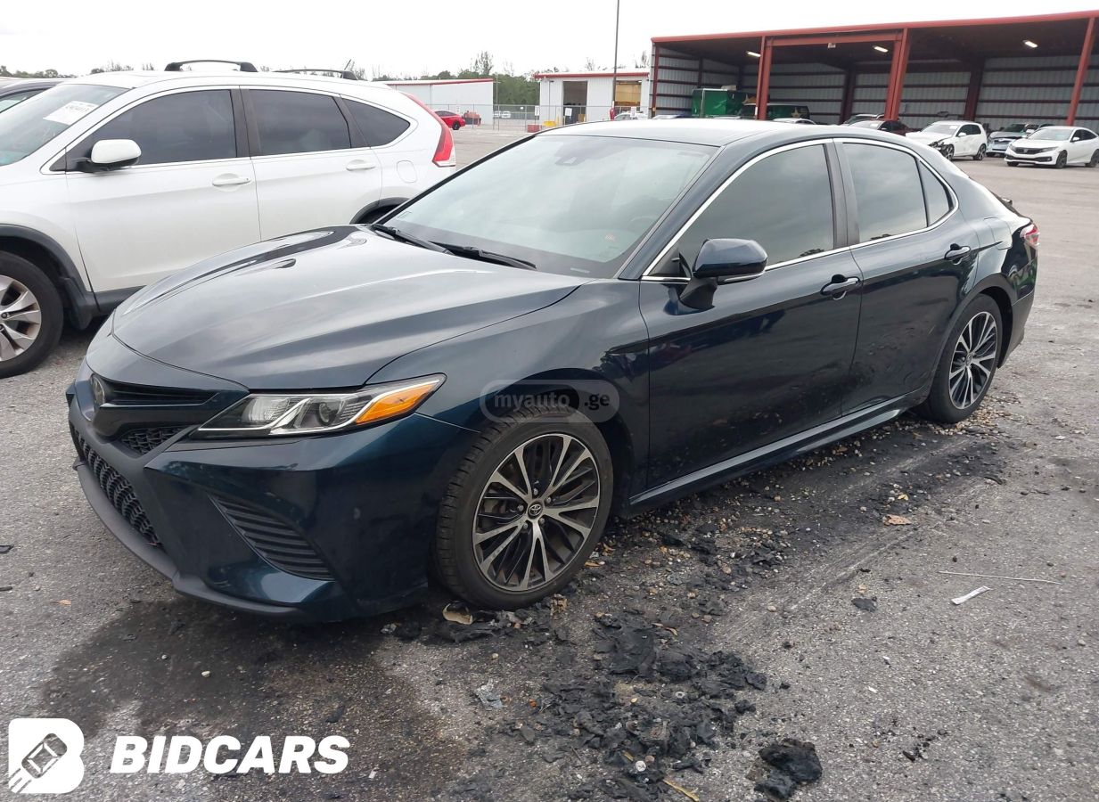 Toyota Camry 2019 — photo 2