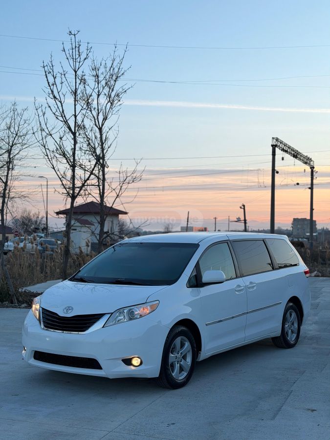 Toyota Sienna 2012 — photo 2