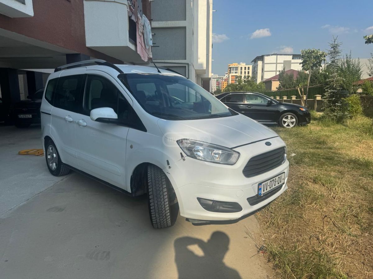 Ford Transit Courier 2018 — photo 2