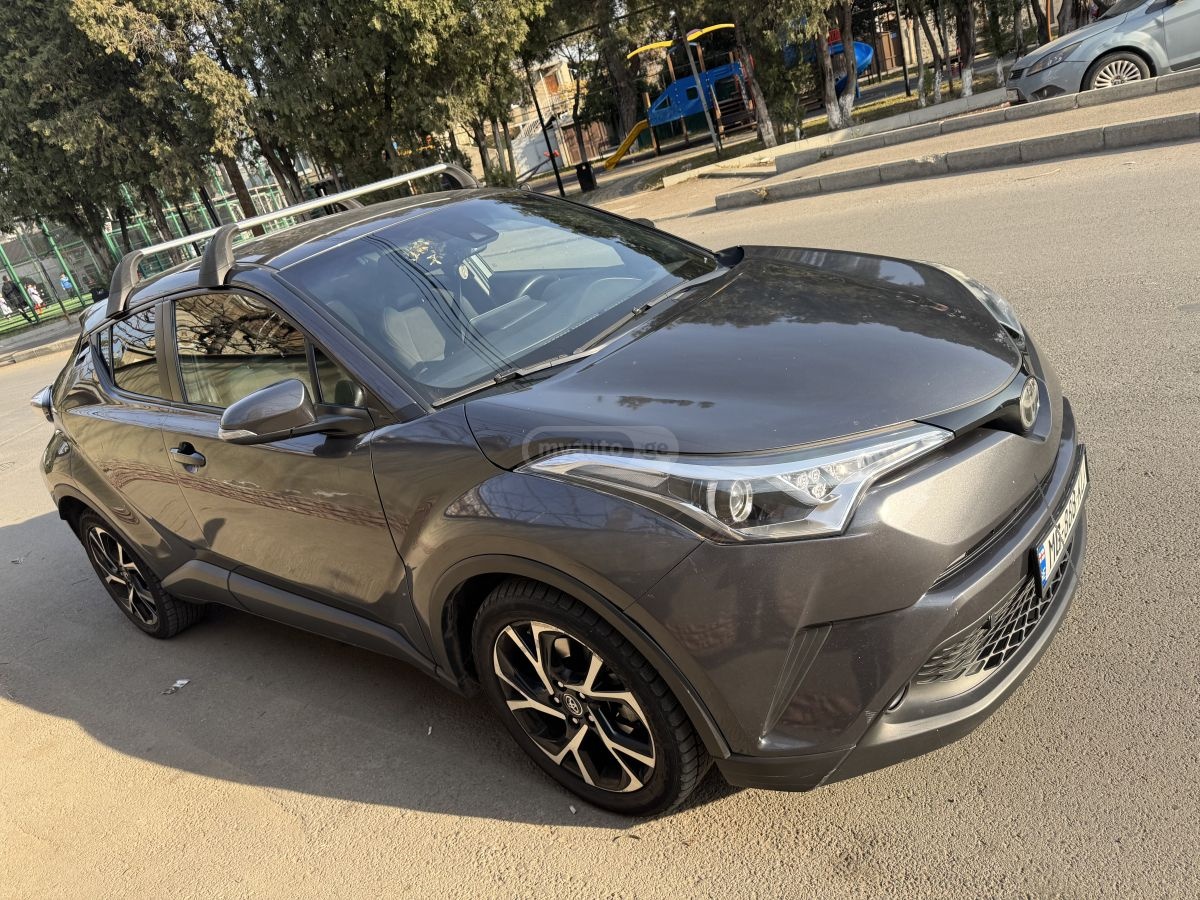 Toyota C-HR 2017 — photo 2