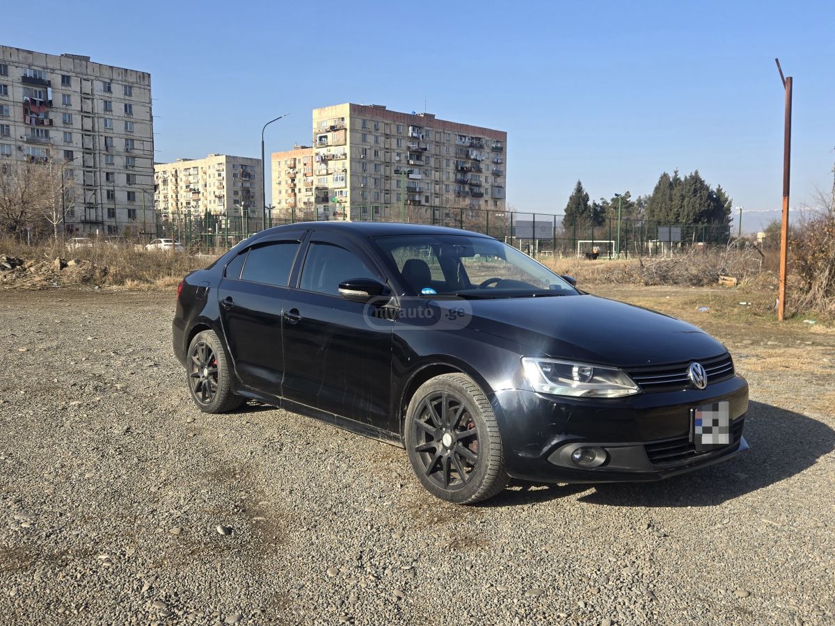 Volkswagen Jetta 2011 — photo 2