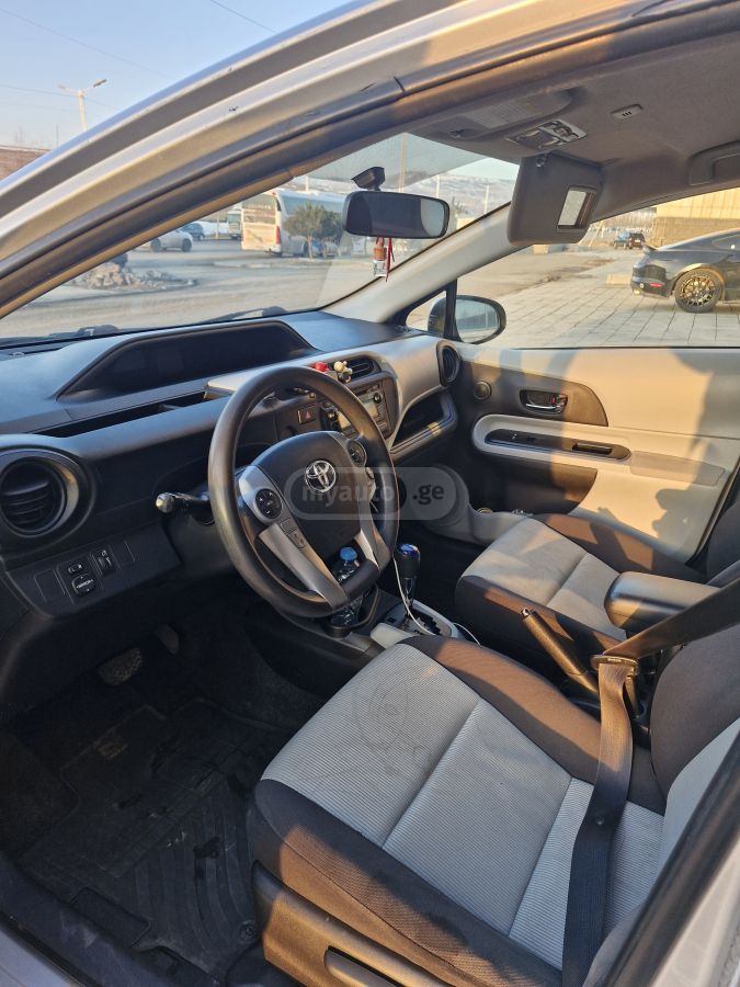 Toyota Prius C 2012 — photo 2