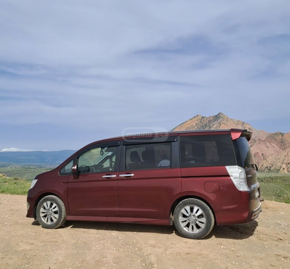 Honda Step Wagon 2013 — photo 2
