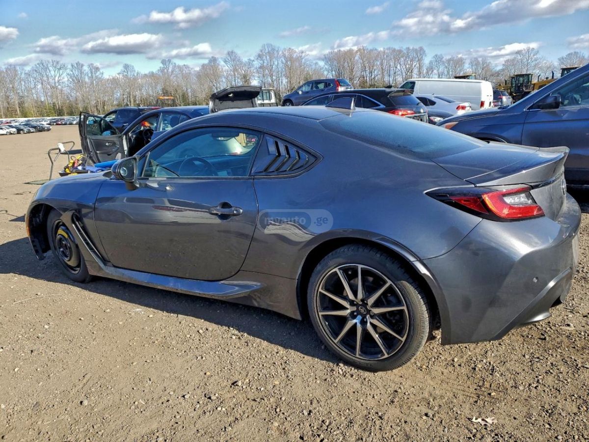 Toyota Progres 2022 — photo 2