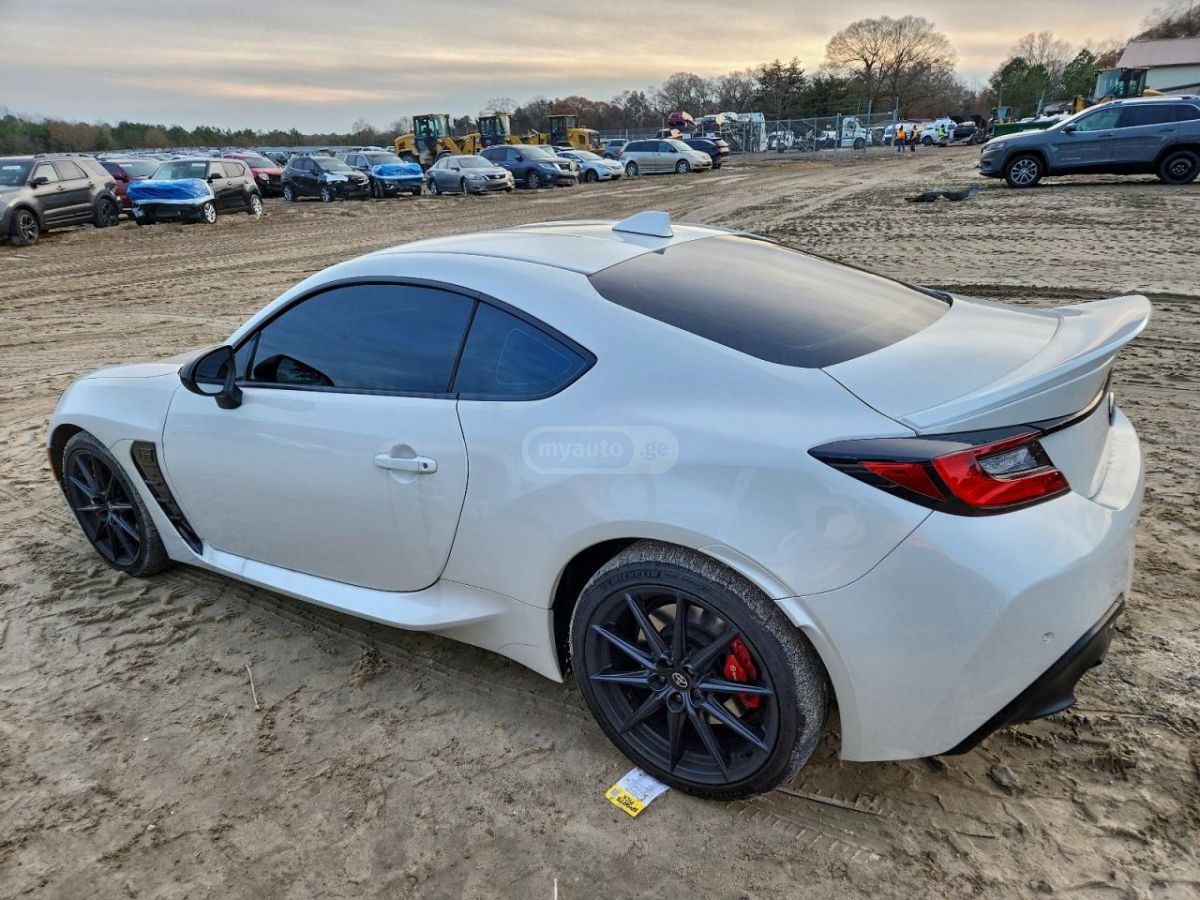 Toyota Progres 2025 — photo 2