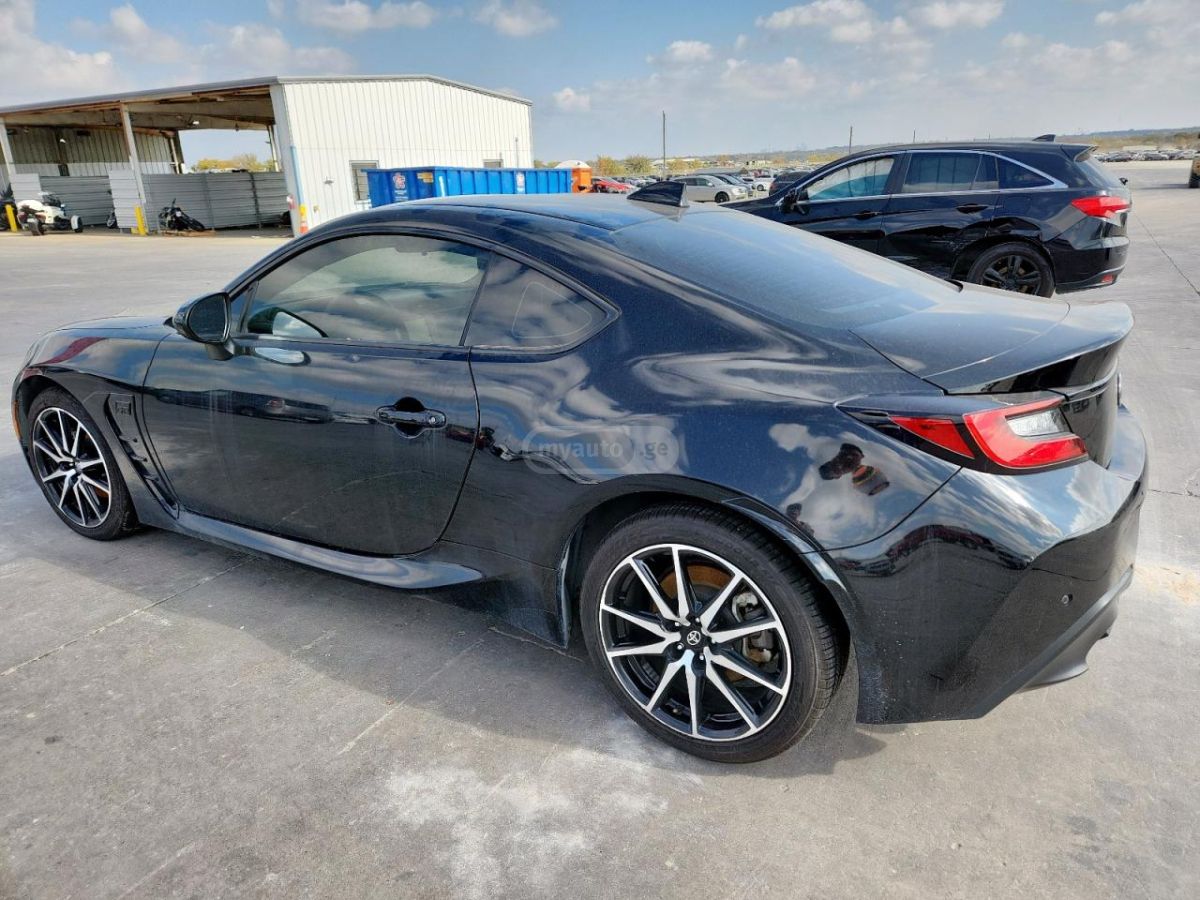 Toyota Progres 2022 — photo 2