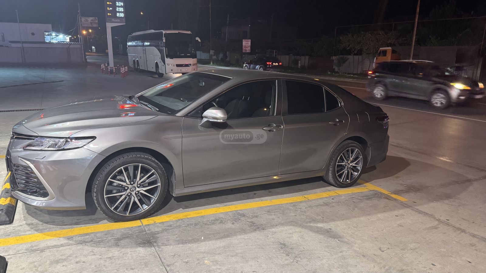 Toyota Camry 2021 — photo 2