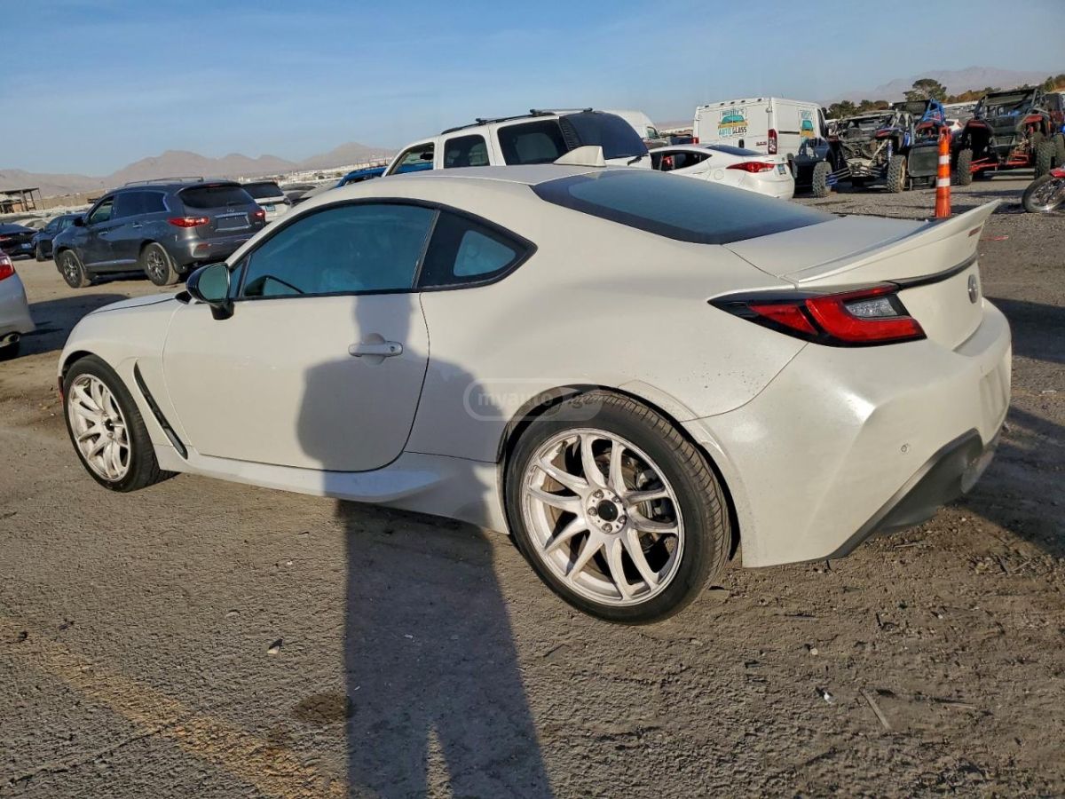 Toyota Progres 2022 — photo 2