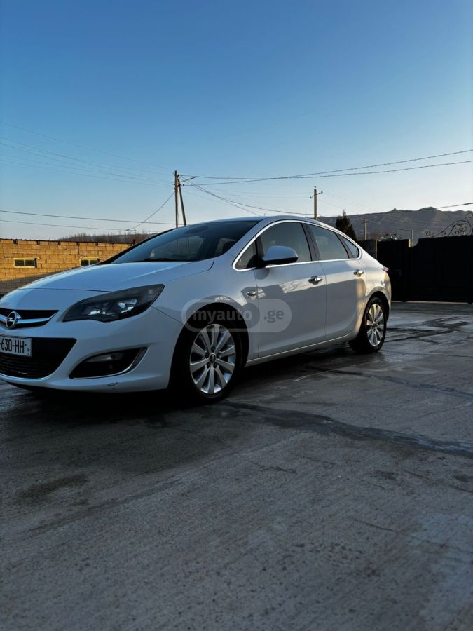 Opel Astra 2012 — photo 2
