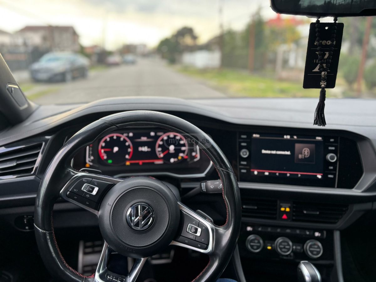 Volkswagen Jetta 2019 — photo 2