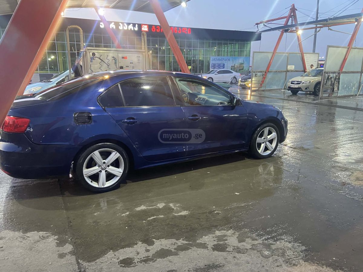 Volkswagen Jetta 2013 — photo 2