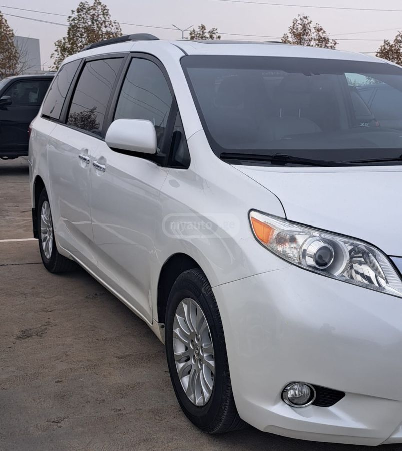 Toyota Sienna 2016 — photo 2