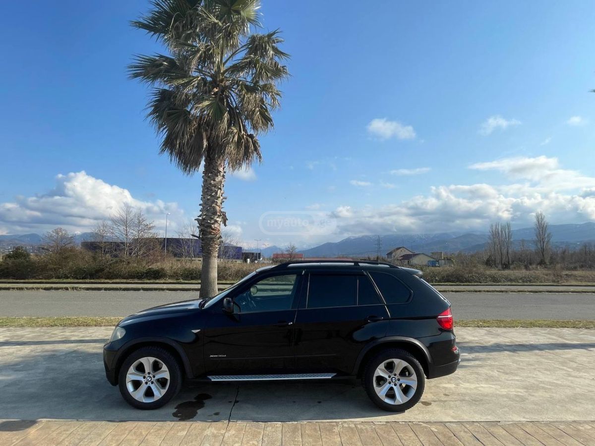 BMW X5 2010 — photo 2