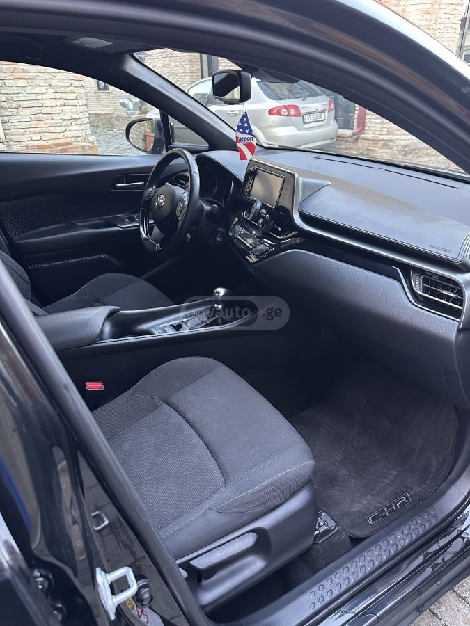 Toyota C-HR 2017 — photo 2