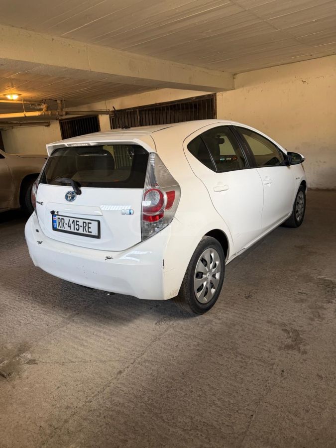 Toyota Prius C 2014 — photo 2