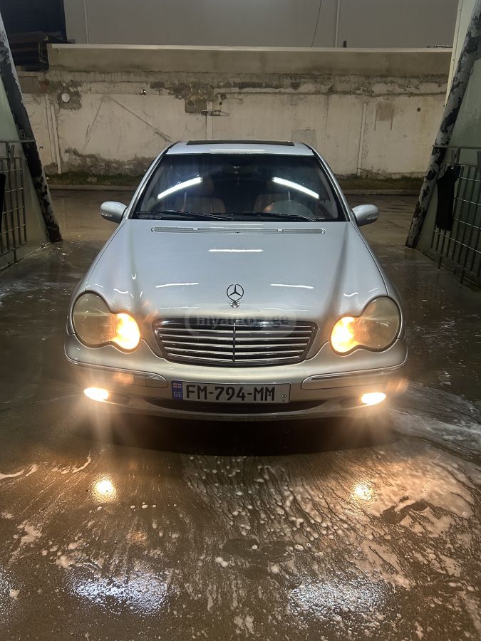 Mercedes-Benz C 240 2004 — photo 2