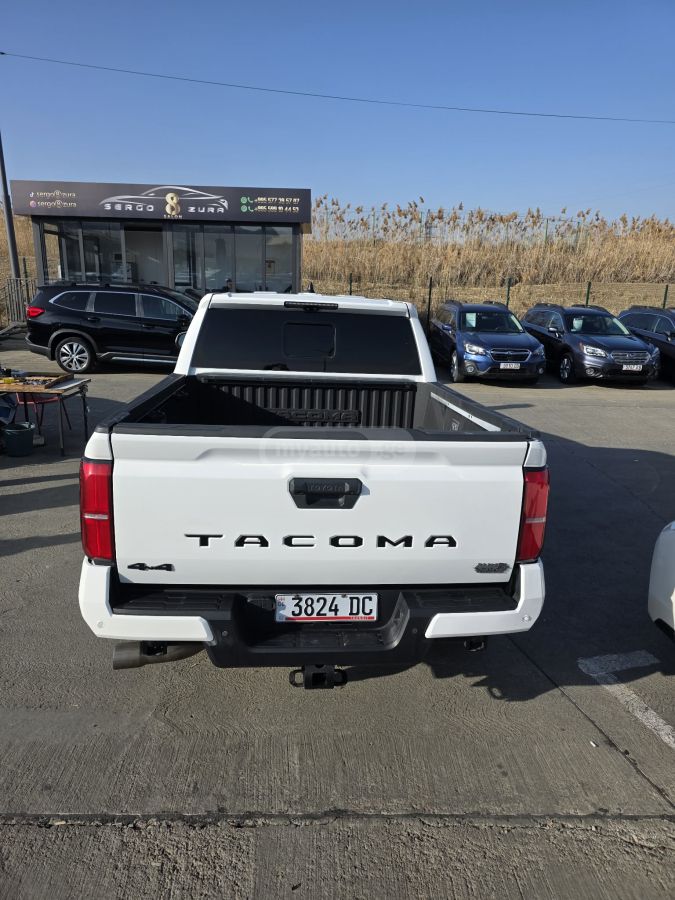 Toyota Tacoma 2024 — photo 2
