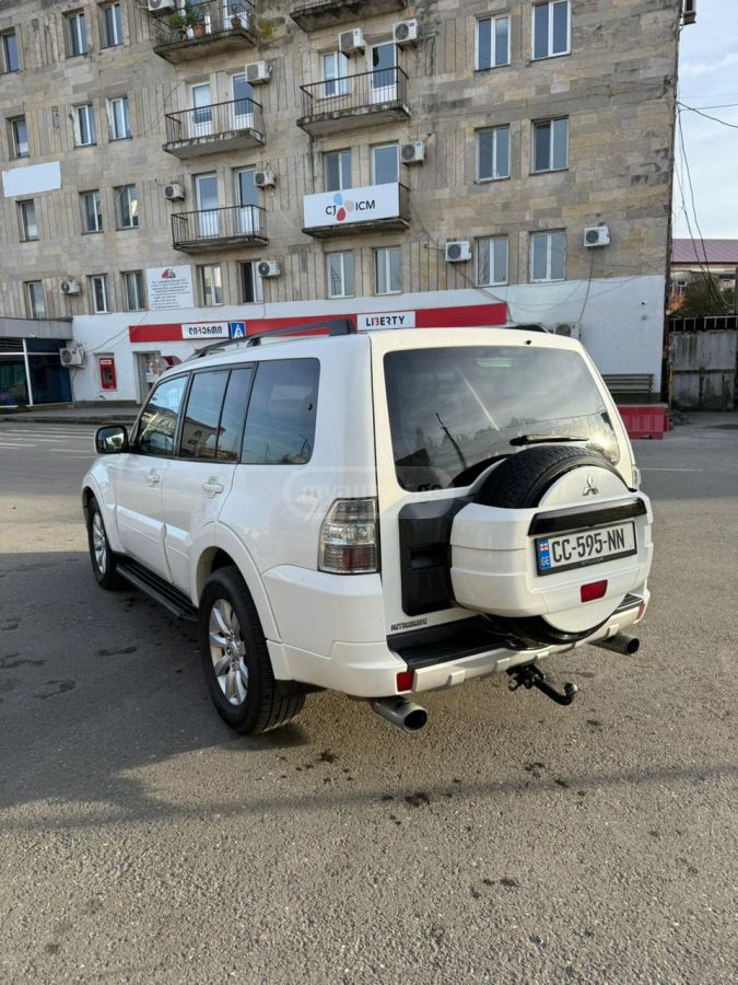 Mitsubishi Pajero 2012 — photo 2