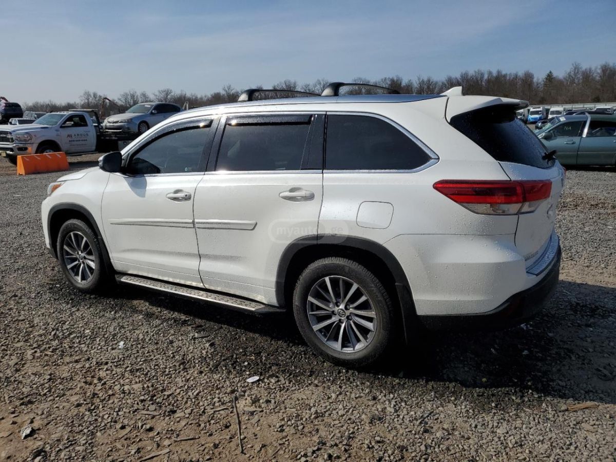 Toyota Highlander 2018 — photo 2