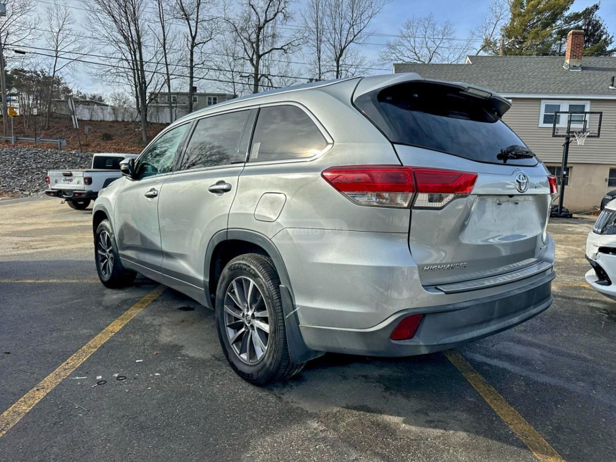 Toyota Highlander 2018 — photo 2
