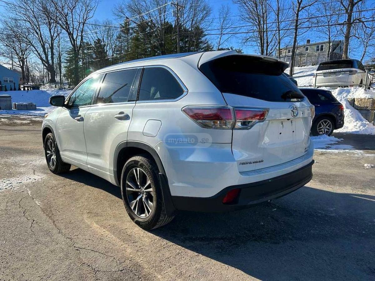 Toyota Highlander 2016 — photo 2