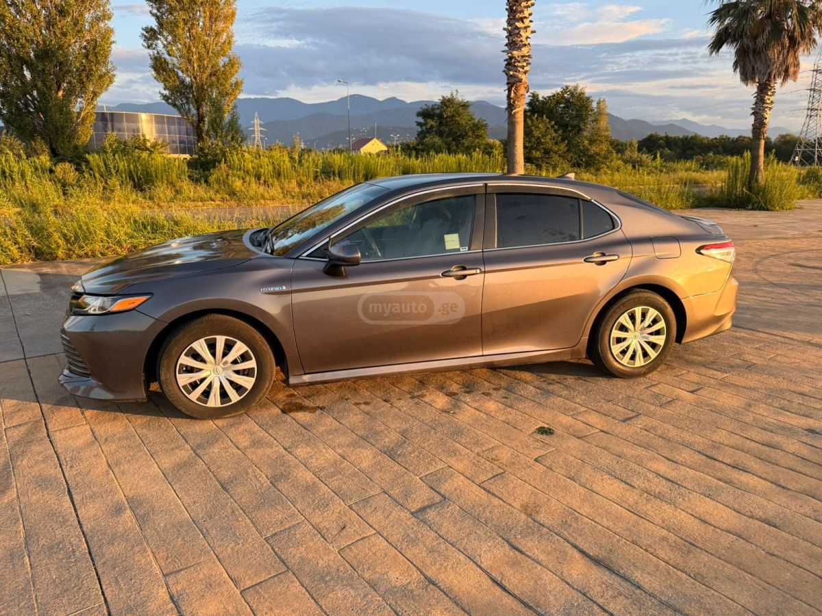 Toyota Camry 2020 — photo 2