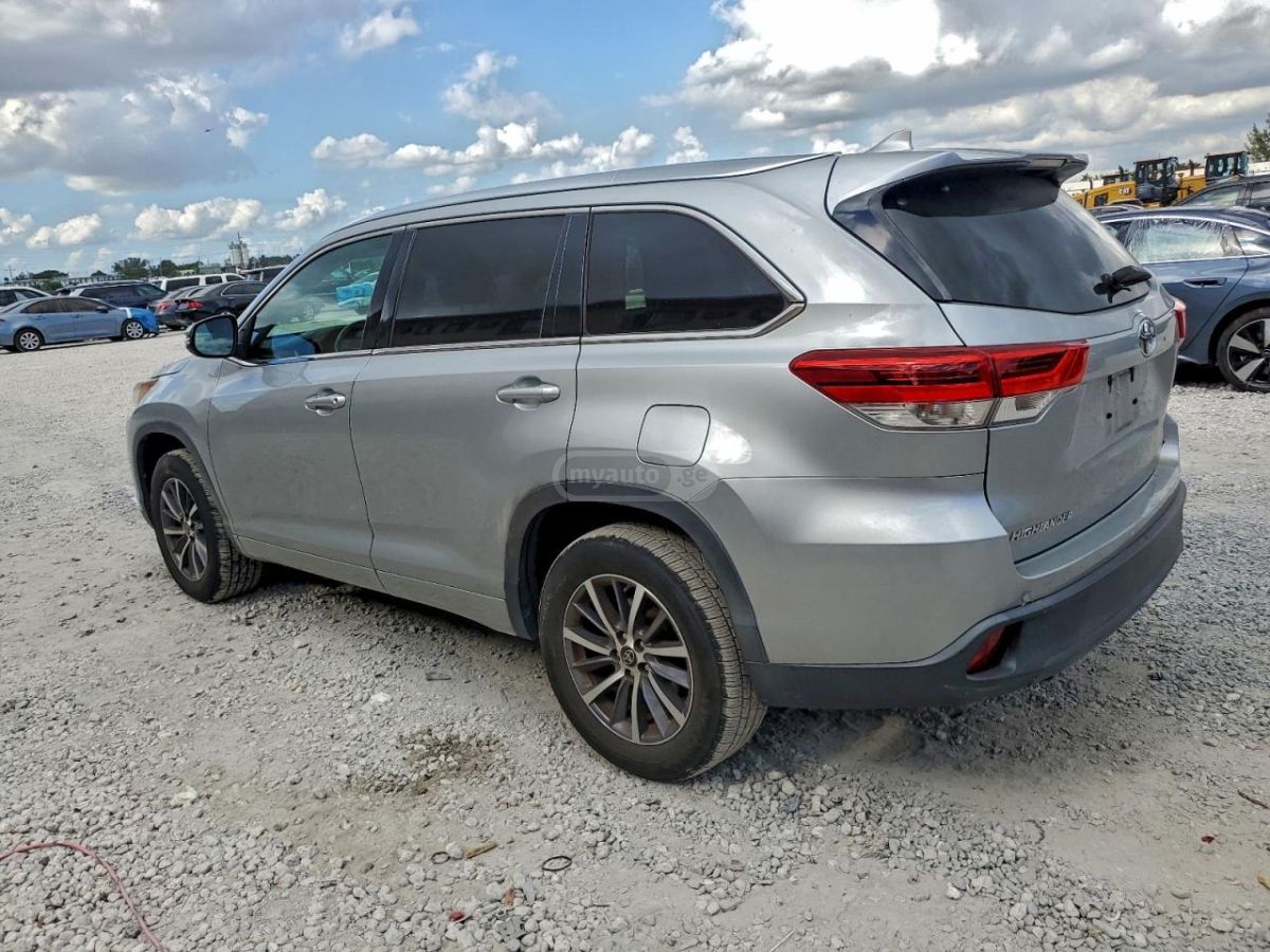 Toyota Highlander 2018 — photo 2