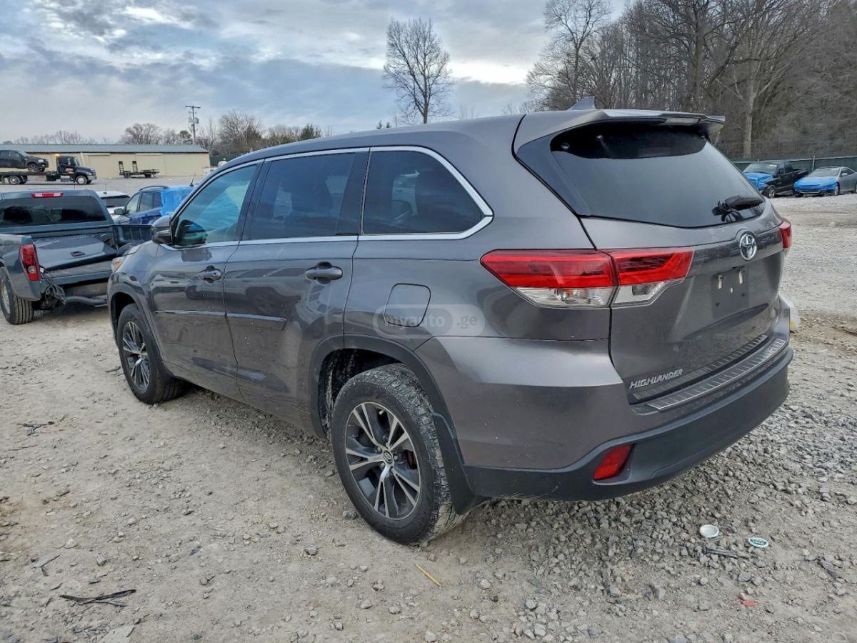 Toyota Highlander 2018 — photo 2